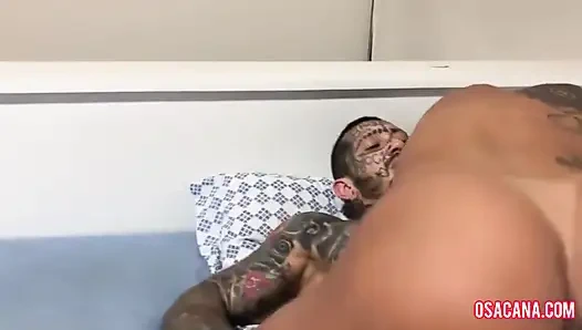 Büyük penisin üzerine güzelce oturuyor ve yuvarlanıyor