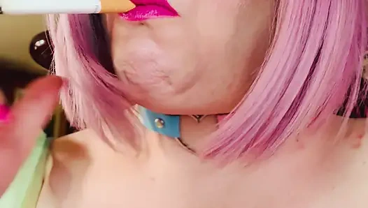 Si manis mengisi paru-parunya dengan asap - tina snua merokok - snap inhales smoke rings drifting oMI OME