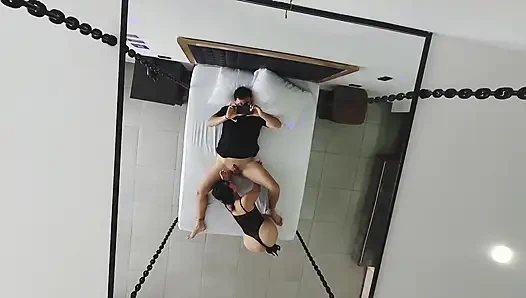 BAGIAN SATU latina cantik suka bercinta.. Cowok ini nyepong kontol dan ngentot pantatnya habis-habisan sampai dicrot di dalam