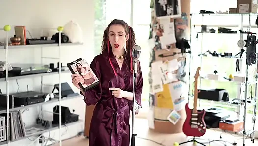 Öğretmenin evcil hayvanı, bir asi videosu