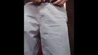 Мужчина выставляет напоказ киску-задницу в нижнем белье
