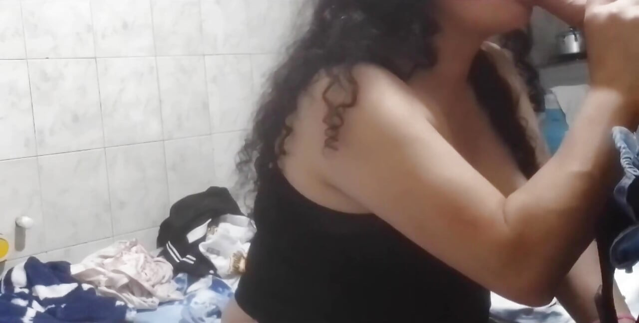 Mama mojego przyjaciela zobaczyła moje filmy porno i nie mogła się oprzeć dając mi loda, a ja pieprzyłem ją cudownie !! Zostawiłem ją bardzo zadowolony