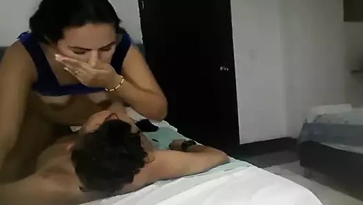 मैं घर पर अकेले कर्मचारी को पकड़ता हूं और अपना लंड सीधा उसकी चूत में घुसा देता हूं