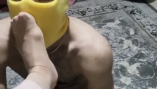Госпожа ногами раба с пыткой яиц дома