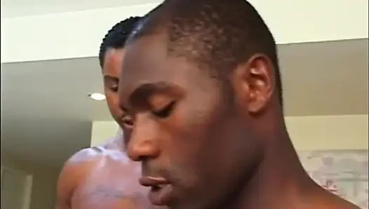 Sürtük orta yaşlı seksi kadının grup seks partisi bukkake'de birçok canavar siyah yarakla sikiliyor ve boşalıyor