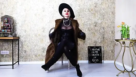 Femme Fatale в шубе и кожаных перчатках