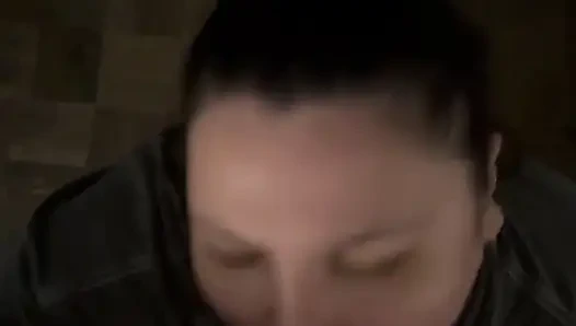 Selbstgedrehter amateur-blowjob und gesichtsbesamung ohne make-up