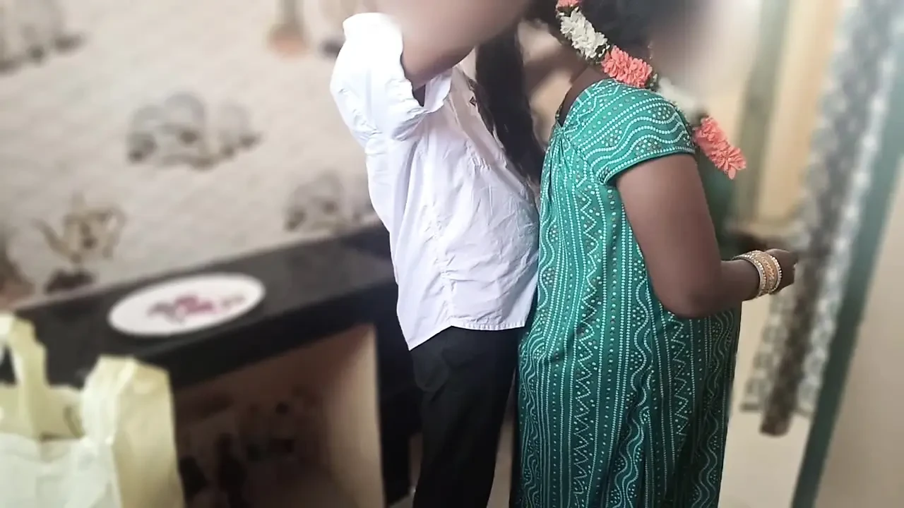 Desi step mom fucked in the kitchen,I fucked her to surprise while she is cooking..