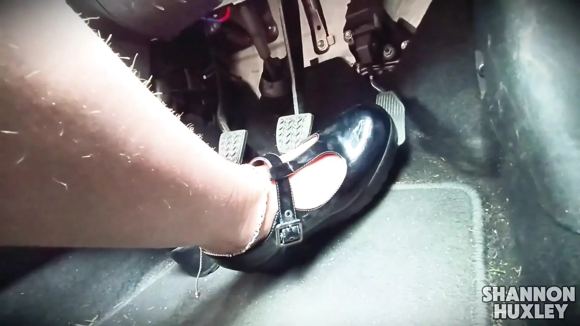 Kıllı bacaklar pedal pompalıyor