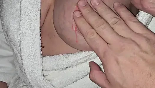Echte milf auf geschäftsreise gibt handjob und wird gewichst