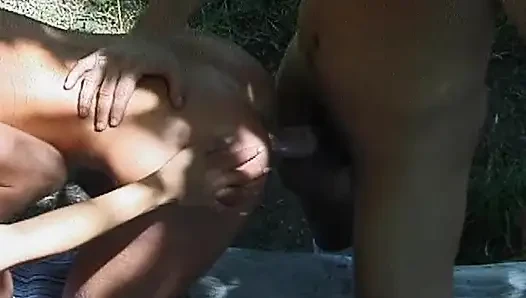 Ateşli açık havada lezbiyen ve tutkulu amcık yeme ile grup seks