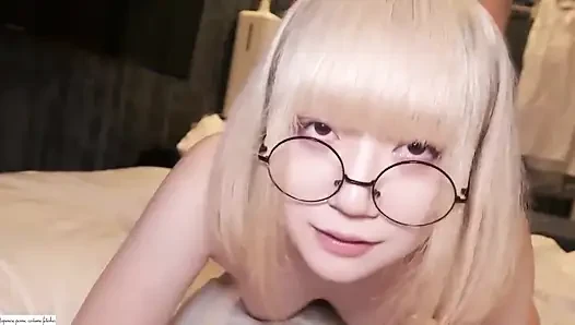 Cewek mungil rambut pirang yang aduhai