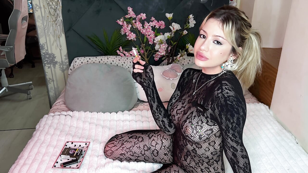 Deusa de nylon fumando sedução - sexy provocação de fetiche de cigarro