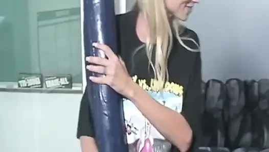Olgun sarışın orta yaşlı seksi kadın yarak yalıyor ve döl paylaşıyor