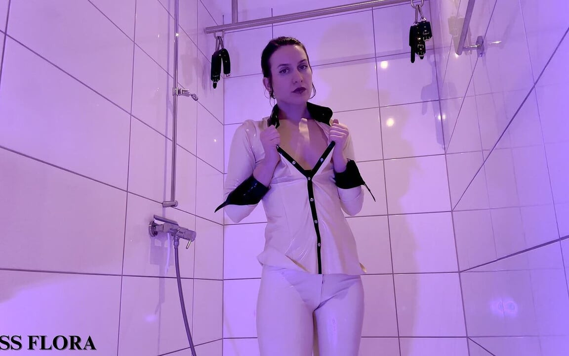 Witte latex douchestriptease