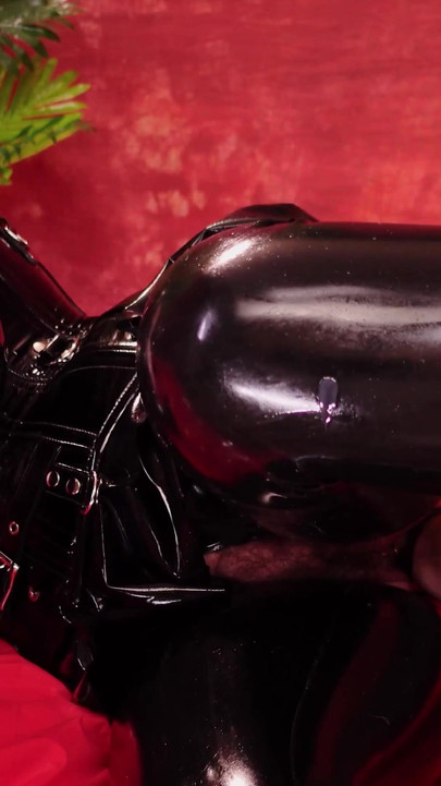Epický okamžik z "Latexová MILFka miluje být natažená a fistovaná do kundičky, sexy lesklá gumová křivky dívka sténá a má orgasmus" "