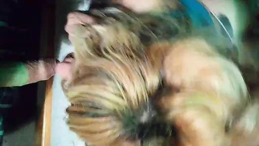 Edepsiz sürtük ateşli evli kadın Elsa iki yarağı birden alıyor