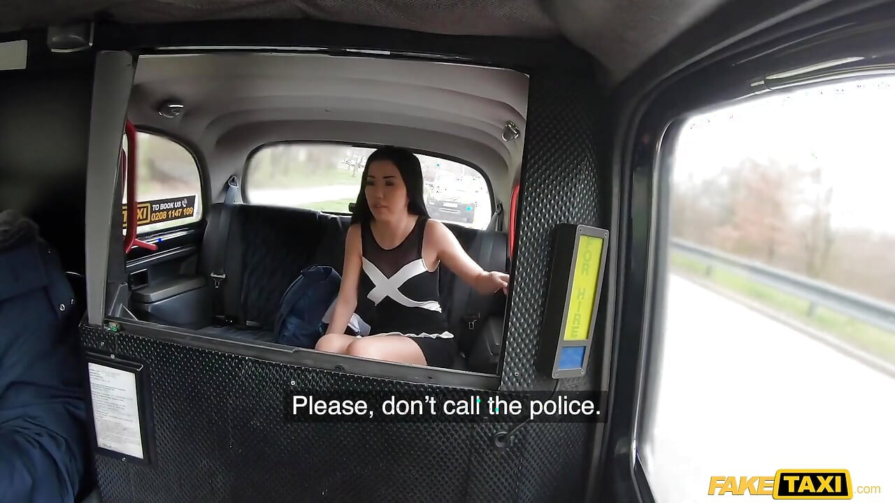Fake taxi - Asyalı Alina Crystall'in tüm yol boyunca giden bacakları