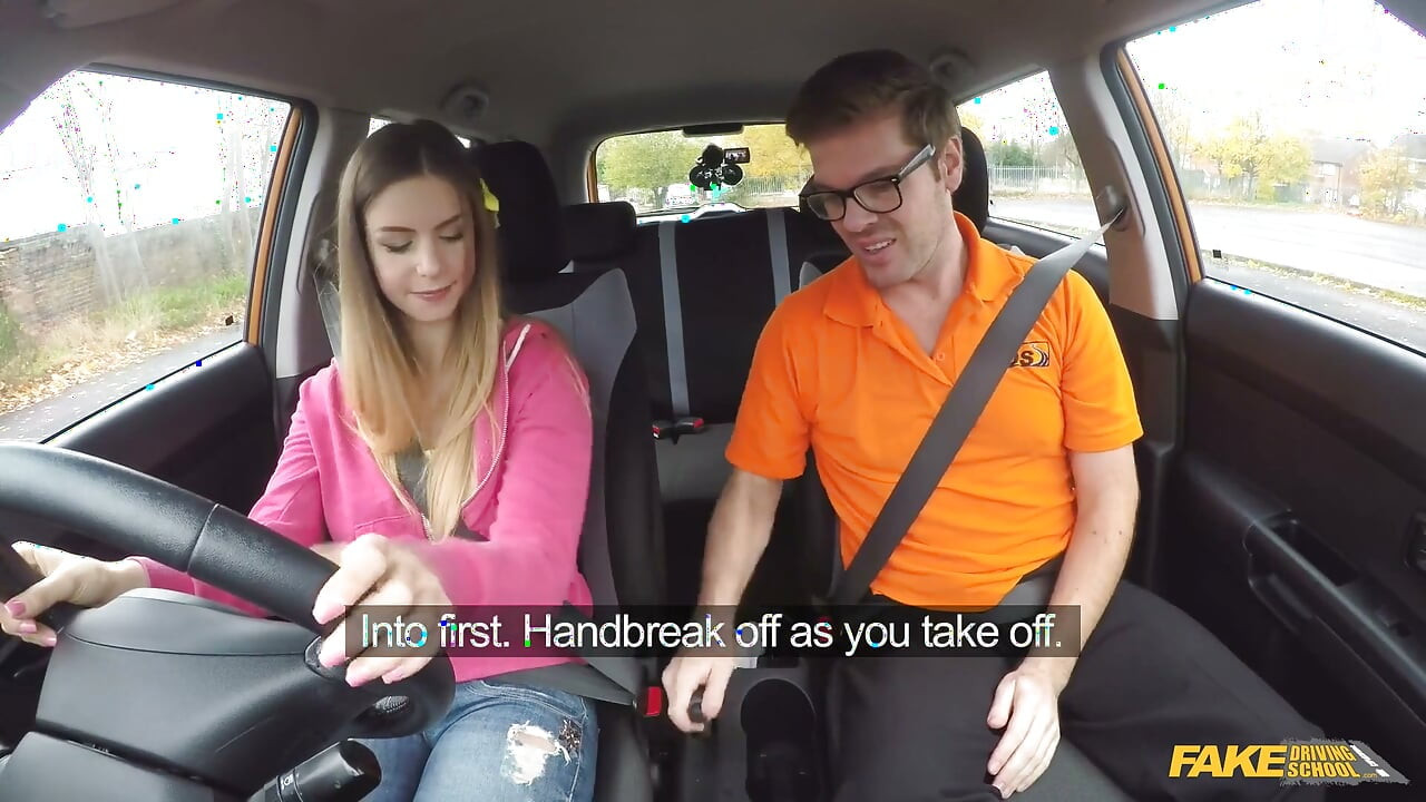 Fałszywa szkoła jazdy - włoska studentka Stella Cox uwodzi instruktora dla Fast Hardcore Driving Pass