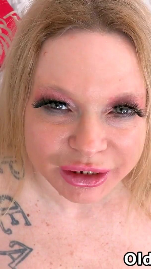 Miss naughtiness on high heels Summer Angel Lee wears tights and fingers both sex holes | Clip 2