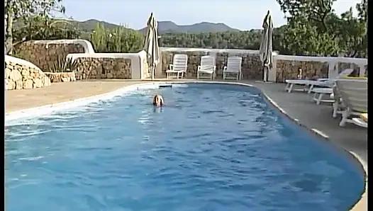 Sarışın kız havuz kenarında göğüslerine büyük bir yarak emiyor