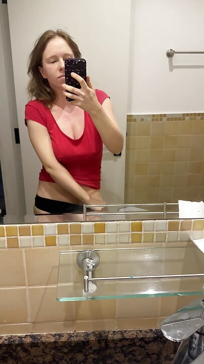 Du kan se hennes stora bröstvårtor genom hennes t-shirt