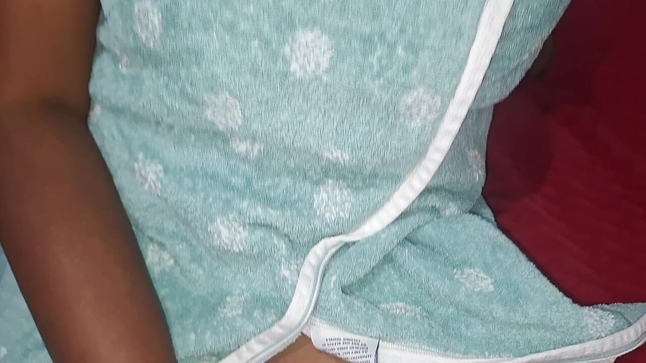 MILF blonde kecil molek yang buta beraksi