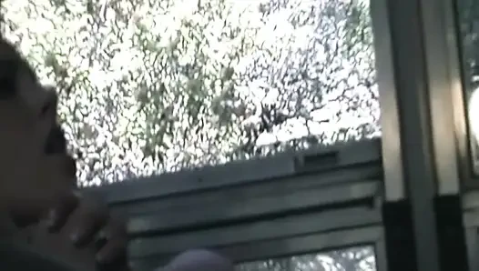 Reife brünette MILF lutscht schwanz und wird im bus geritten