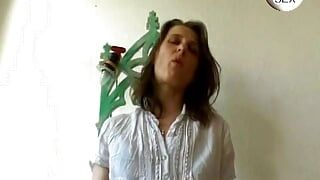 Doamna brunetă din Germania adoră o ejaculare dublă pe corpul ei