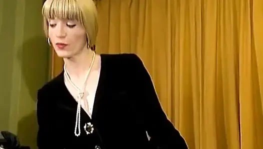 Сексуальные немецкие дамы ублажают старого чувака в офисе