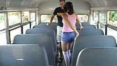 Une petite pute excitée se fait défoncer par derrière dans un bus scolaire