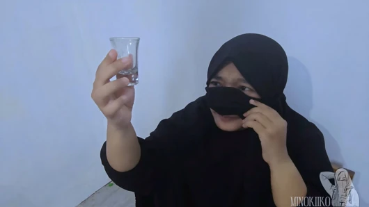 Hijab-mädchen mit Niqab trinken ein frisches sperma von einem fremden im Wartezimmer - Minokiiko