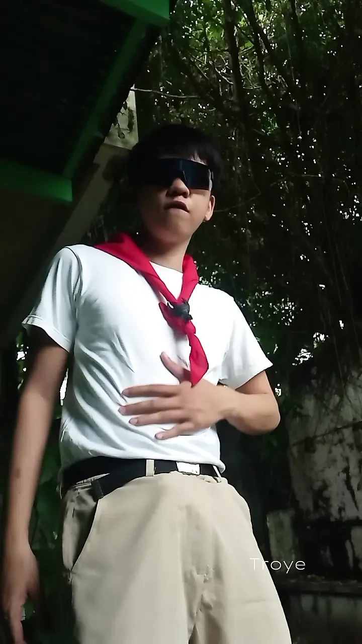 Asiatischer pfadfinder-masturbation im freien