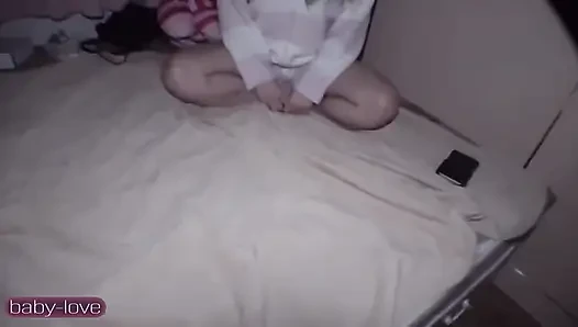 Şok edici yakın görüşme. H cup güzellik, tehlike yan odada beklerken gülümsemeye devam ediyor.