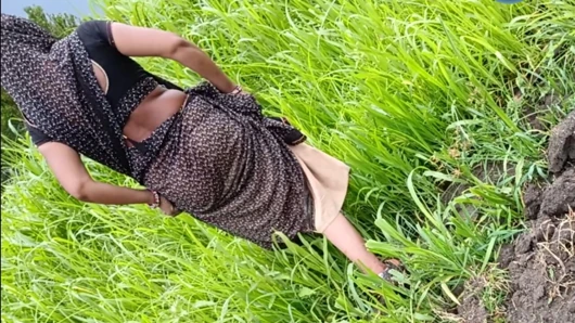Die Desi-Schwiegertochter des Dorfes zieht sich im Hirsefeld aus und zeigt ihrem Schwiegervater ihren Finger in ihrer Muschi.