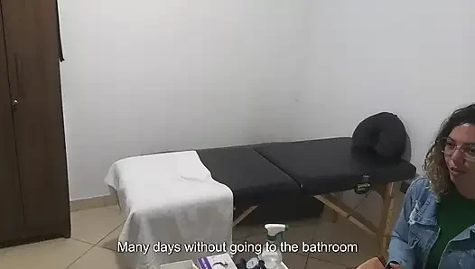 Echter Arzt untersucht den Anus und die Brüste der Patientin.