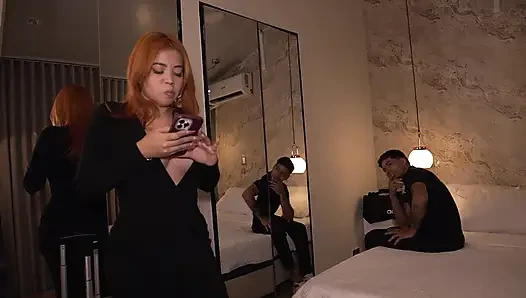 Eine vollbusige rothaarige hat keine wahl, als das gleiche hotelbett mit ihrer mitbewohnerin zu teilen.