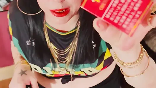 İngiliz tart Tina Snua Chain kibrit ışığı yanmış 2 Çin sigarası içiyor - sürüklenen sigara içen omi ome snap inhales