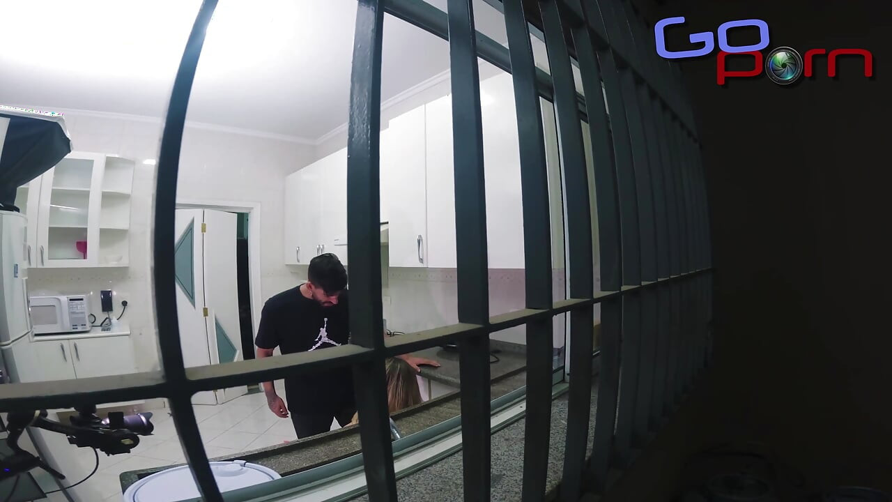 寝取られ夫が寝室にいる間、キッチンで継母をクソする