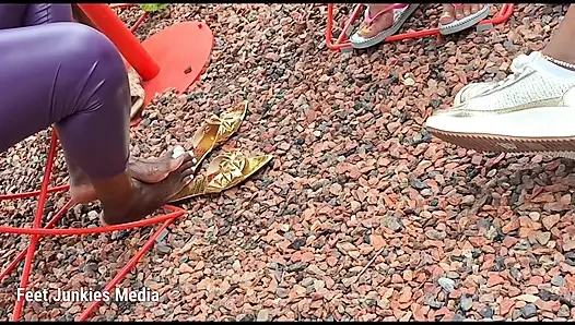 Essence Füße auf Convention Center Blvd