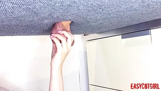 노예 공과 자지 Easycbtgirl을 뒤틀리고 뻗는 여주인