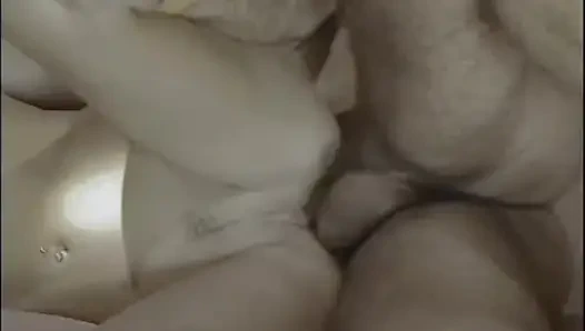 İki orospu, bir gece kulübünde İtalyan penisini paylaşıyor