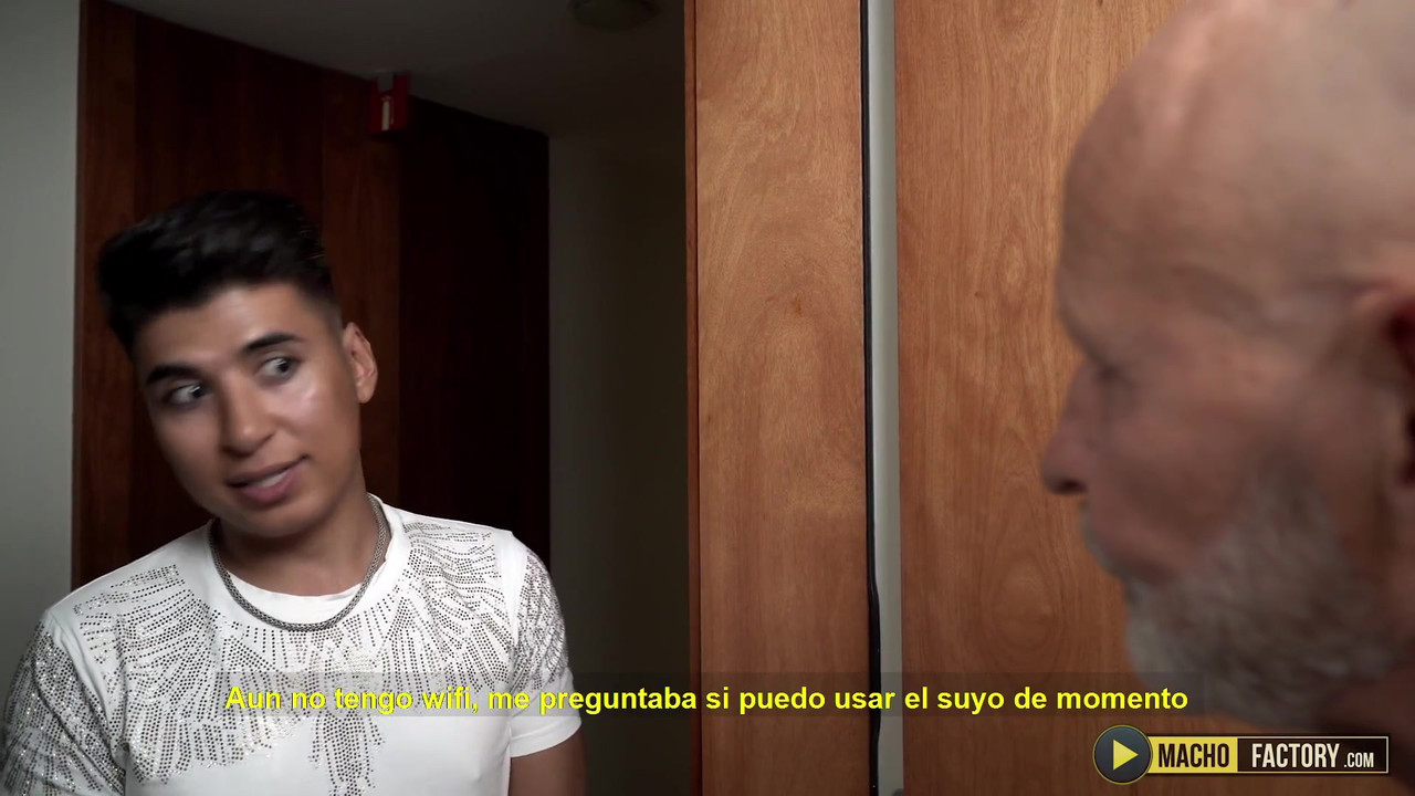 超级性感的爸爸benedictus得到一个大玩具和大鸡巴插他紧致的屁股