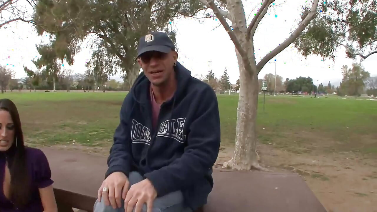 बड़े स्तनों वाली चोदने लायक मम्मी को अपने पति के सामने चुदाई में मजा आता है