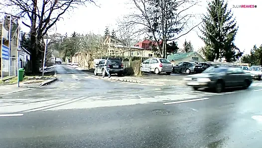 Süßes schätzchen bekommt nach einem harten fick von zwei schwänfen einen massiven arsch mit spermaspray