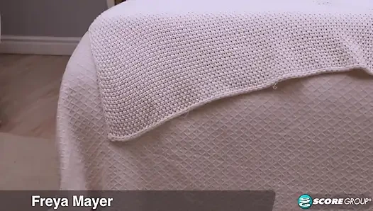 Die enge freya mayer zeigt ihre frechen titten und rasierten muschi