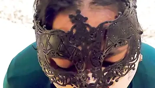 Istri hot ini nyepong kontol suaminya sebelum ketemu orang asing