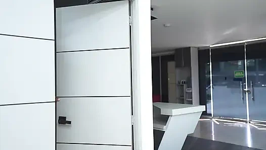 Pantat bahenol gadis perawan ini dientot habis-habisan sama kontol besar pria kulit hitam