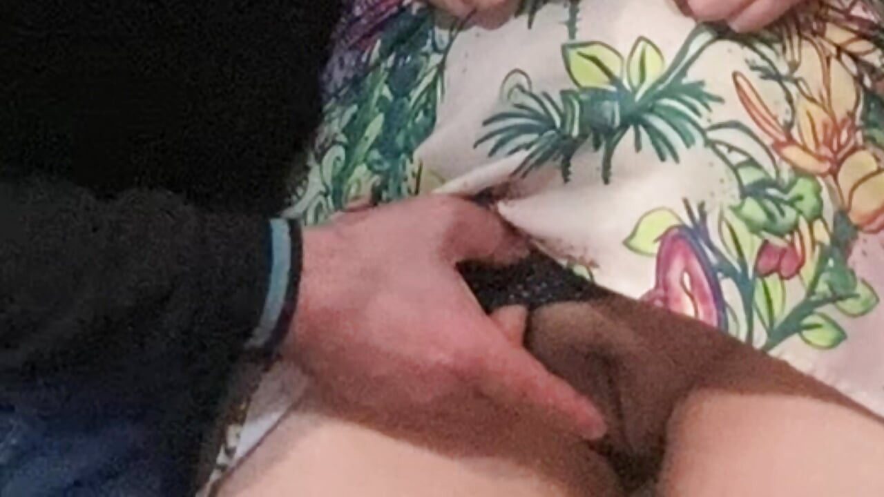 Estranho pervertido milf dedilhado no metrô
