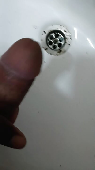 Cậu bé Ấn Độ thủ dâm trong nhà vệ sinh